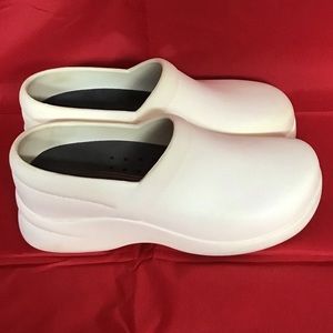 Klogs White Slip On Clogs Women’s Sz 7